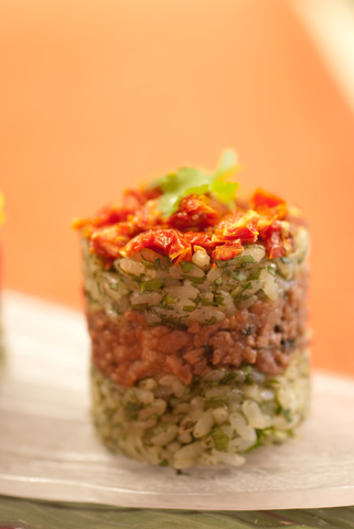 パクチーを混ぜ込んだジャスミンライスにタイ料理の定番、豚肉のバジル炒めをサンドして、