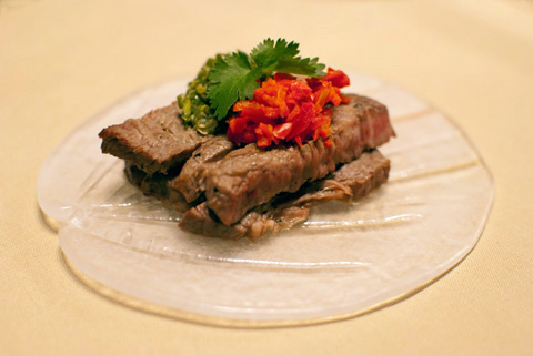 牛肉ステーキ、フレッシュ唐辛子ソース 牛肉のステーキの上にタイの激辛唐辛子とニンニク、ライム汁、椰子砂糖で作ったソースを添えて。