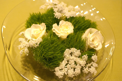 白い薔薇にレースフラワー、てまり草を浮かべて…