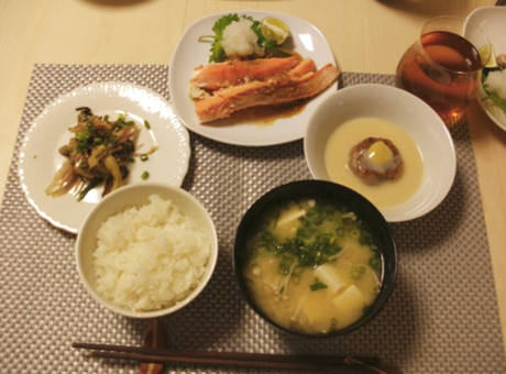 とろサーモンの片身焼き 醤油麹だれ もっちり蓮根餅の白味噌仕立て 秋茄子と香味野菜のサラダ
