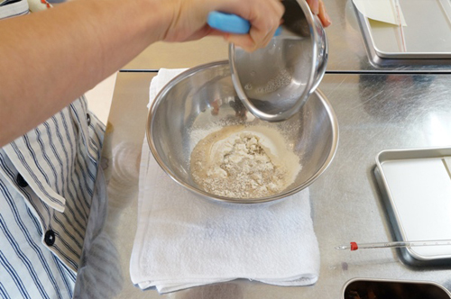 小麦粉は使う直前にふるいます。