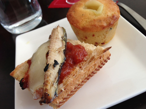 パンとトマトソース。とても味わい深い商品です。