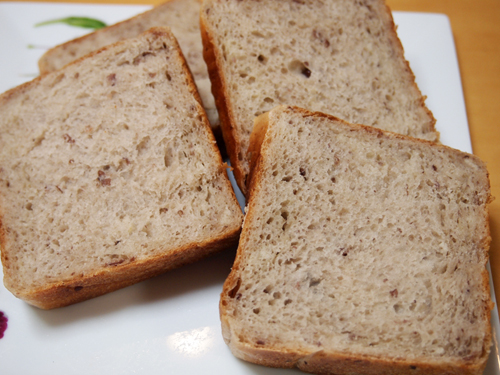 見本は【とかち野酵母】使用:十勝産地の粒餡を入れたブルマン。