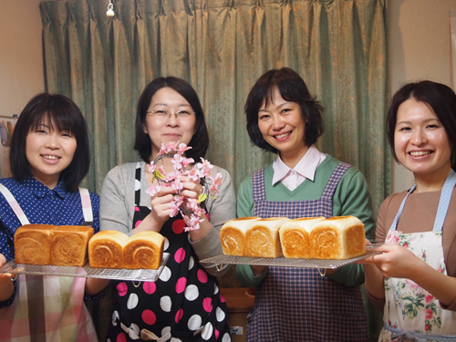 みんなでパンの出来上がりをハイポーズ。